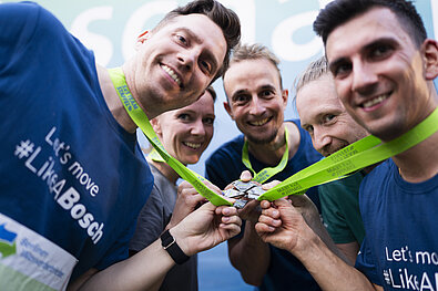 5x5 TEAM STAFFEL: Ein echter Hingucker - die neuen Team-Medaillen 2025. © SCC EVENTS / Sebastian Wells